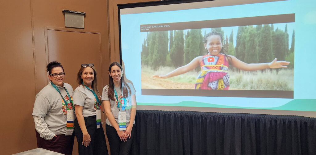 Bárbara Barnett and two WPS Spanish Spanish teachers in front of a screen at the ACTFL Annual Convention